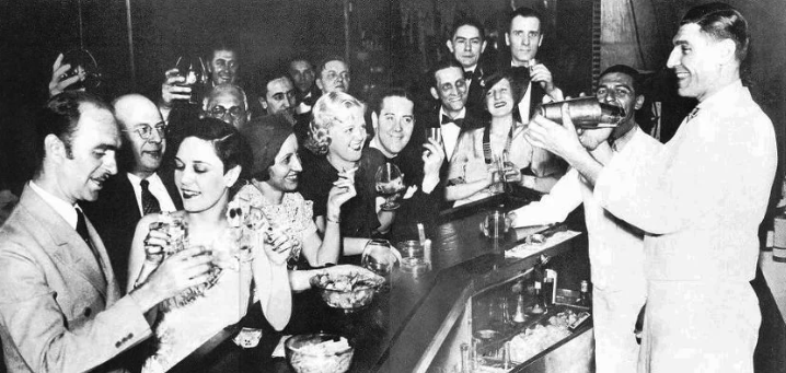 A speakeasy in Chicago during Prohibition with free salty snacks